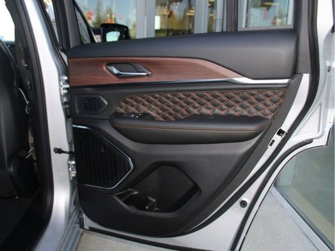 New 2025 Jeep Grand Cherokee Summit image 31