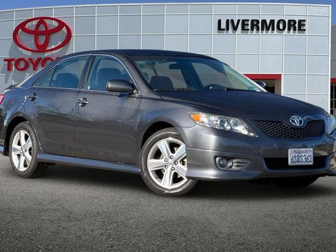 Used 2011 Toyota Camry SE image 2