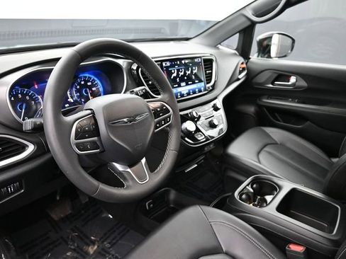 Used 2025 Chrysler Pacifica Select image 21