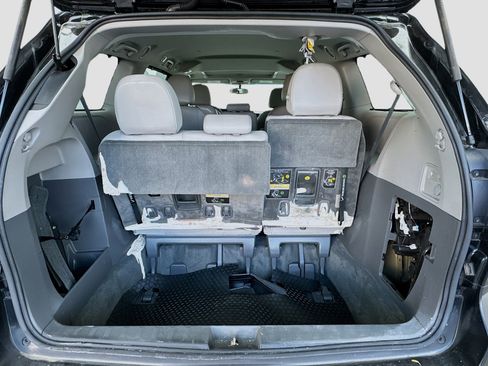 Used 2015 Toyota Sienna XLE image 18