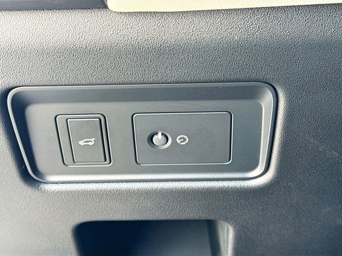 Used 2025 Land Rover Discovery S image 11