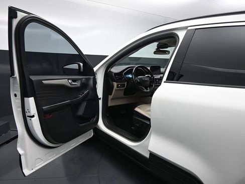 Used 2022 Ford Escape SEL w/ Technology Package FWD image 8