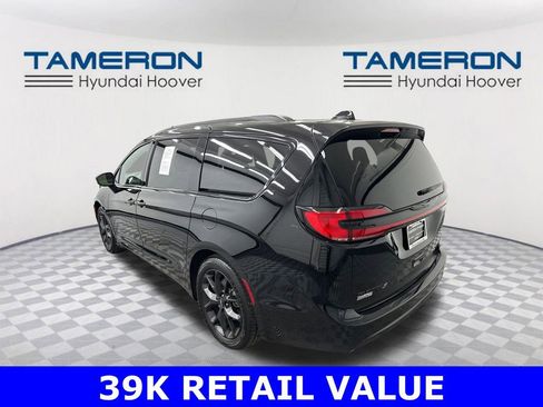 Used 2025 Chrysler Pacifica Limited image 3