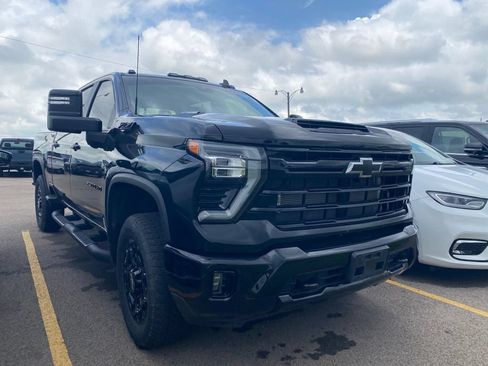 Used 2024 Chevrolet Silverado 2500 LT w/ Midnight Edition AWD/4WD image 2