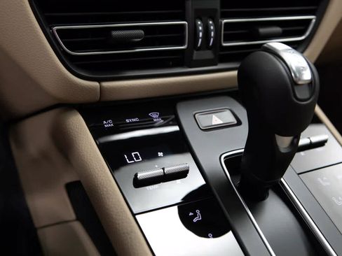 Certified 2025 Porsche Macan image 28