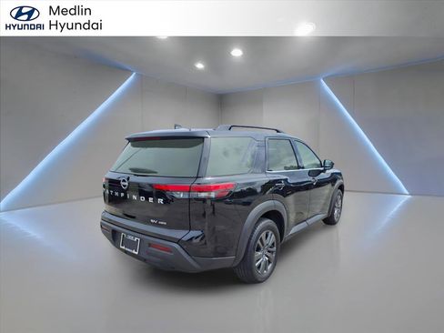 Used 2024 Nissan Pathfinder SV image 3
