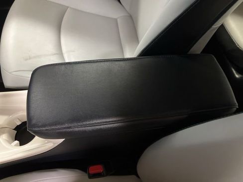 Used 2018 Toyota Prius Prime Premium image 26