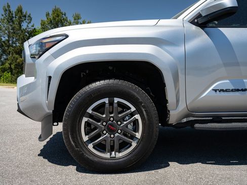 Used 2025 Toyota Tacoma TRD Sport AWD/4WD image 4