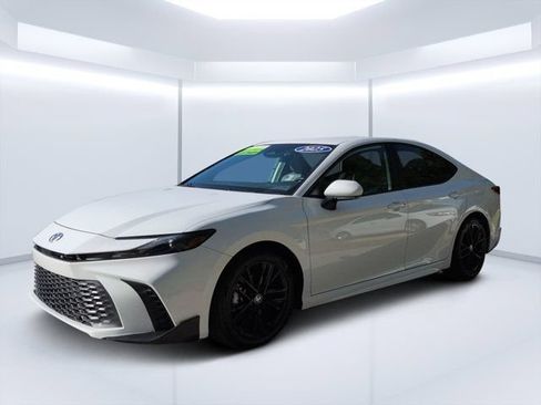 Used 2025 Toyota Camry SE FWD image 7