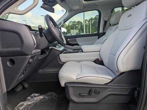 Used 2025 Ford Expedition Max Platinum w/ Platinum Ultimate Package AWD/4WD image 14