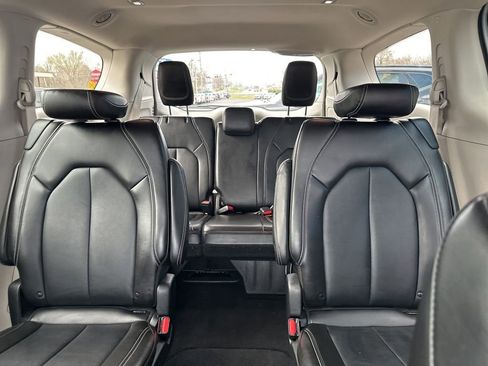 Used 2024 Chrysler Pacifica Touring-L FWD image 21