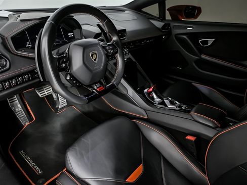 Used 2021 Lamborghini Huracan EVO image 21