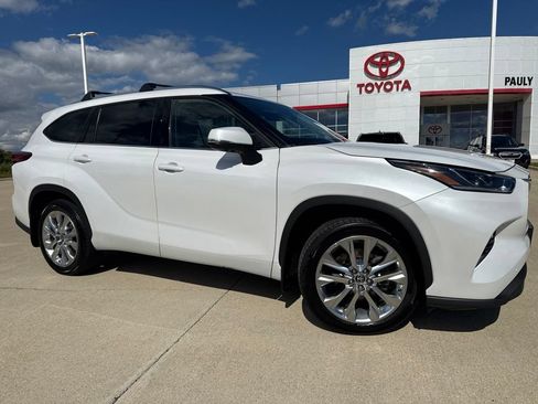 Used 2023 Toyota Highlander Limited AWD/4WD image 2