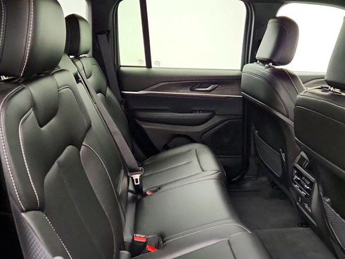 Used 2025 Jeep Grand Cherokee Limited AWD/4WD image 24