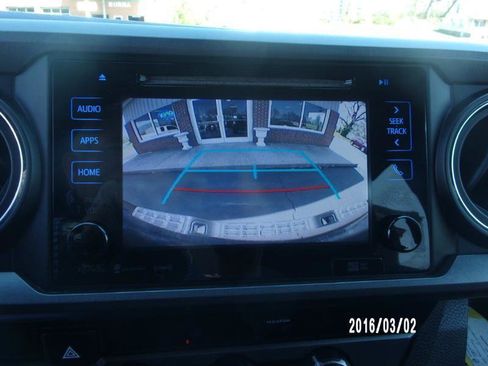 Used 2018 Toyota Tacoma TRD Sport AWD/4WD image 27
