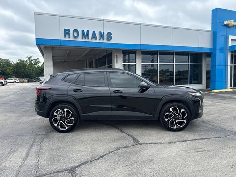 Used 2025 Chevrolet Trax RS FWD image 2