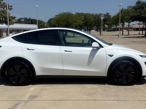 Used 2026 Tesla Model Y 2WD image 8