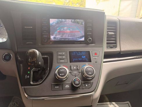 Used 2018 Toyota Sienna XLE w/ XLE Navigation Package FWD image 18