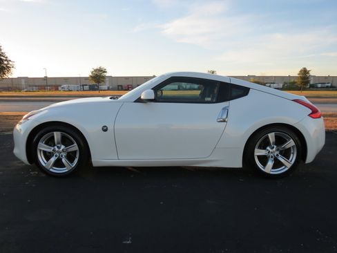 Used 2010 Nissan 370Z Coupe image 3