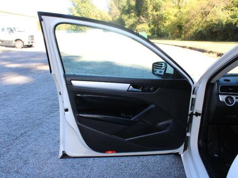 Used 2013 Volkswagen Passat 2.5 SE image 21