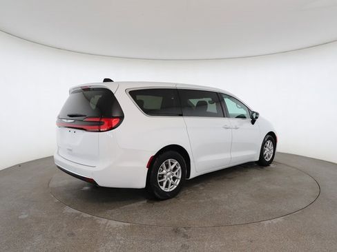 Used 2024 Chrysler Pacifica Touring-L image 18