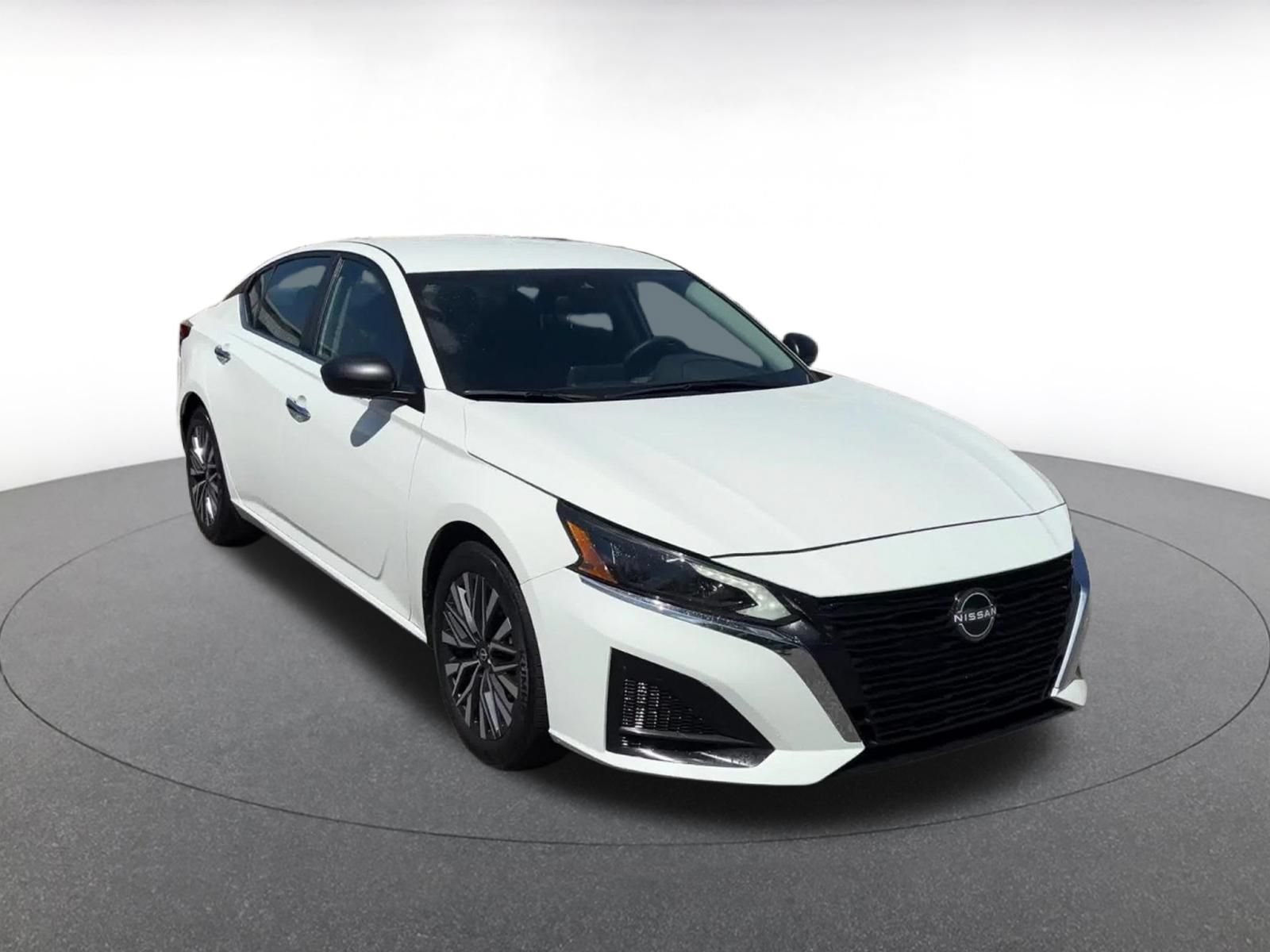 Used 2025 Nissan Altima 2.5 SV FWD image 2