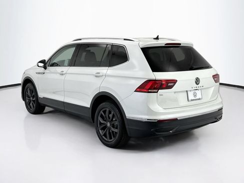Used 2023 Volkswagen Tiguan SE w/ Panoramic Sunroof Package FWD image 7