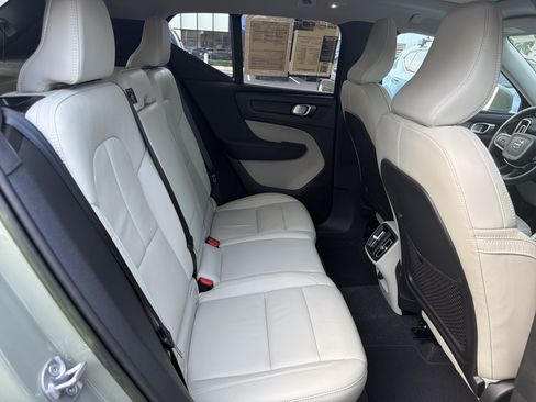 Certified 2023 Volvo XC40 B5 Plus AWD/4WD image 33