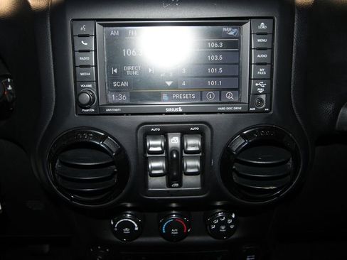 Used 2017 Jeep Wrangler Unlimited Sahara image 12