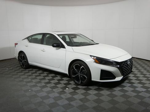 Used 2024 Nissan Altima 2.5 SR image 1