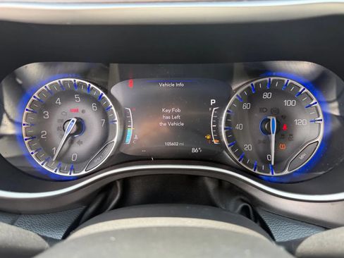 Used 2021 Chrysler Pacifica Touring-L FWD image 22