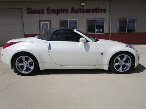 Used 2004 Nissan 350Z Touring RWD image 2