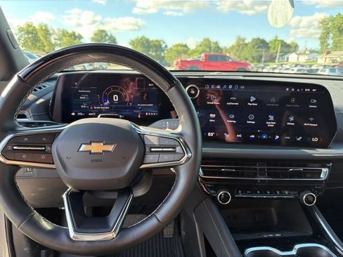 Used 2025 Chevrolet Traverse LT w/ Enhanced Driving Package AWD/4WD image 39