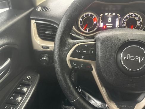 Used 2016 Jeep Cherokee Sport image 25