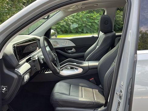 Used 2024 Mercedes-Benz GLS 450 4MATIC image 10