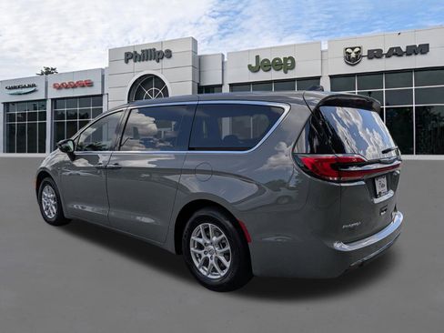 Used 2025 Chrysler Pacifica Select FWD image 5