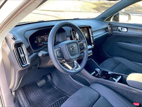 Used 2023 Volvo XC40 Recharge Ultimate image 17