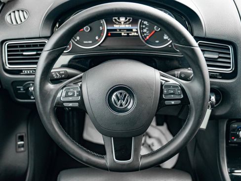 Used 2014 Volkswagen Touareg Sport AWD/4WD image 19