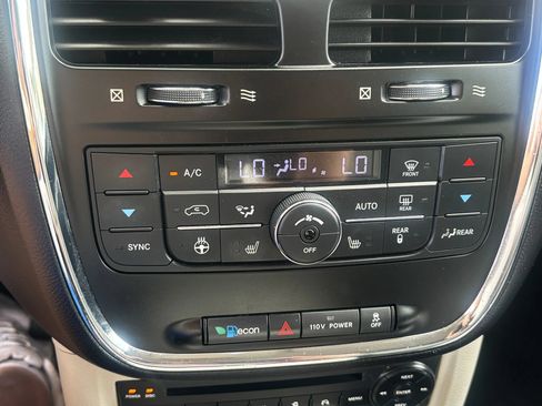 Used 2012 Chrysler Town & Country Touring-L w/ Entertainment Group #2 FWD image 24