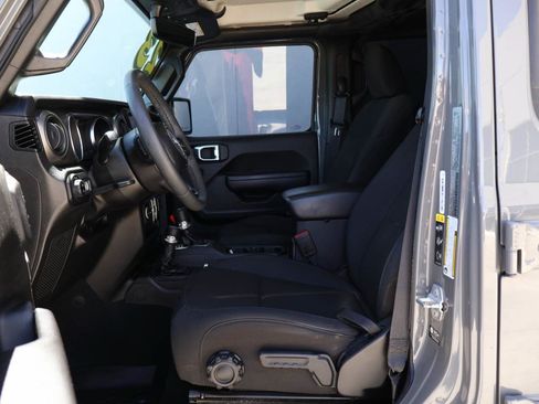 Used 2023 Jeep Gladiator Sport AWD/4WD image 8