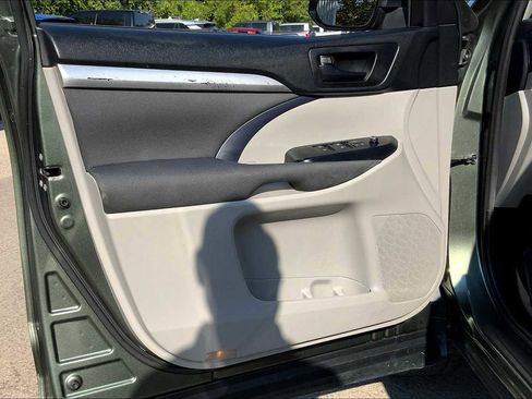 Used 2019 Toyota Highlander LE FWD image 20
