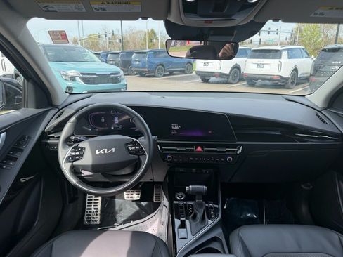 Used 2023 Kia Niro EX Touring FWD image 6