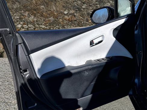 Used 2016 Toyota Prius Three image 19