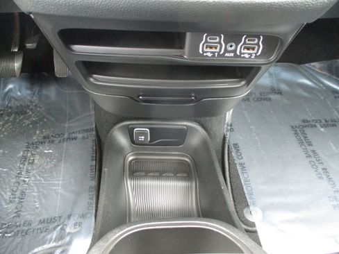 Used 2024 Chrysler Pacifica Limited FWD image 31