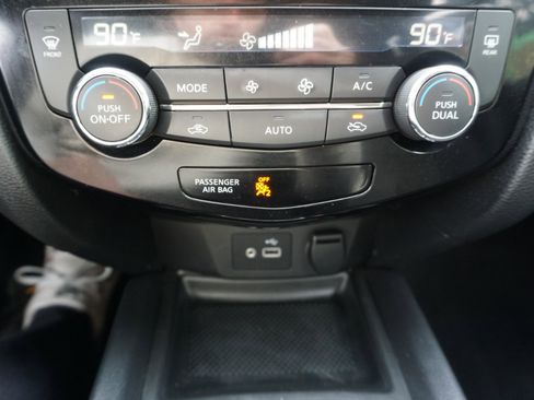 Used 2018 Nissan Rogue SV image 16