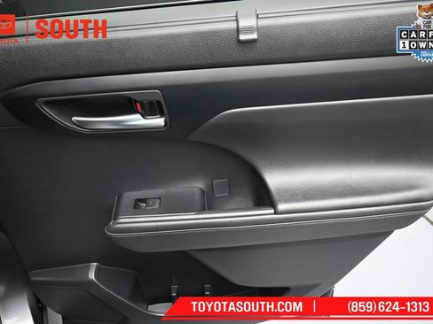 Used 2024 Toyota Highlander XLE AWD/4WD image 33