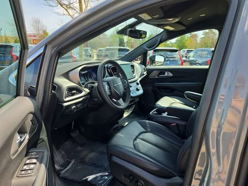 Used 2025 Chrysler Pacifica Select FWD image 10