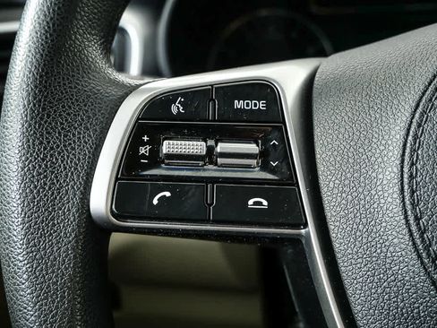 Used 2020 Kia Sorento LX image 10