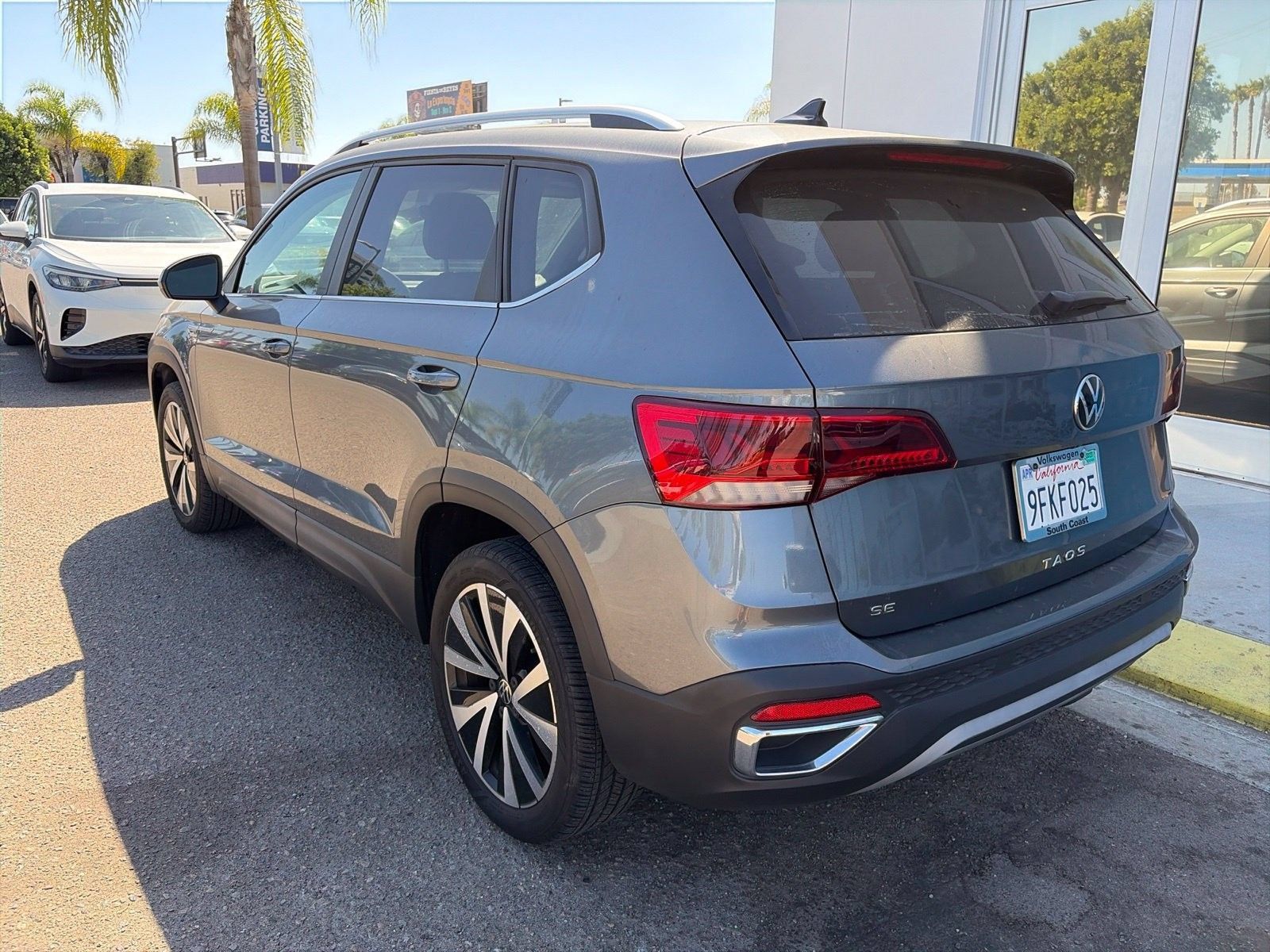 Used 2023 Volkswagen Taos SE w/ Panoramic Sunroof Package FWD image 6