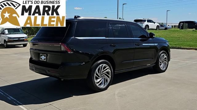 Used 2025 Lincoln Navigator Reserve AWD/4WD image 8